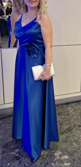 Сатенена официална рокля в кралско син цвят с цвете