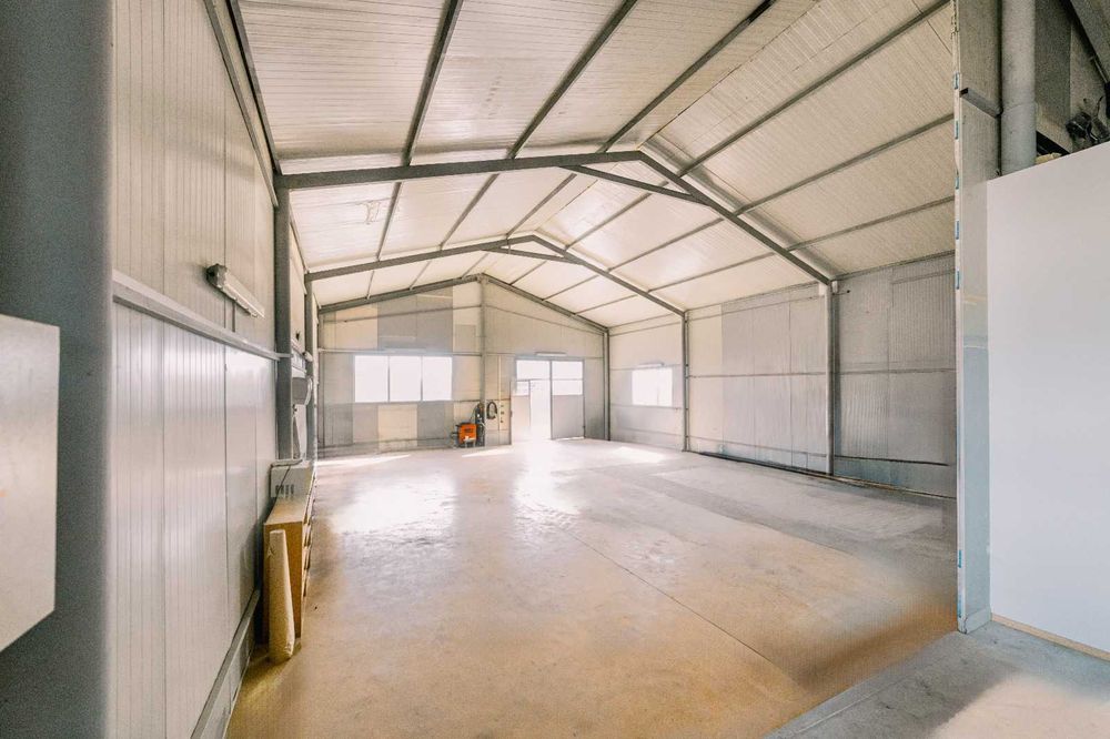 Ofer spre închiriere hală de 160 m²+ curte de 180 m²