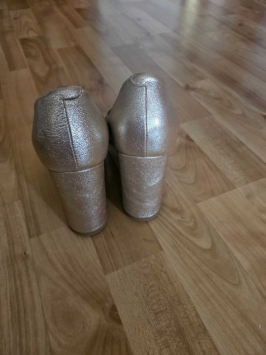 Pantofi eleganți din piele