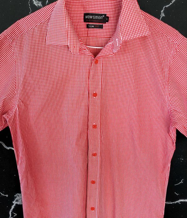 Cămașă bărbătească cu mânecă scurtă, în carouri roșii și albe