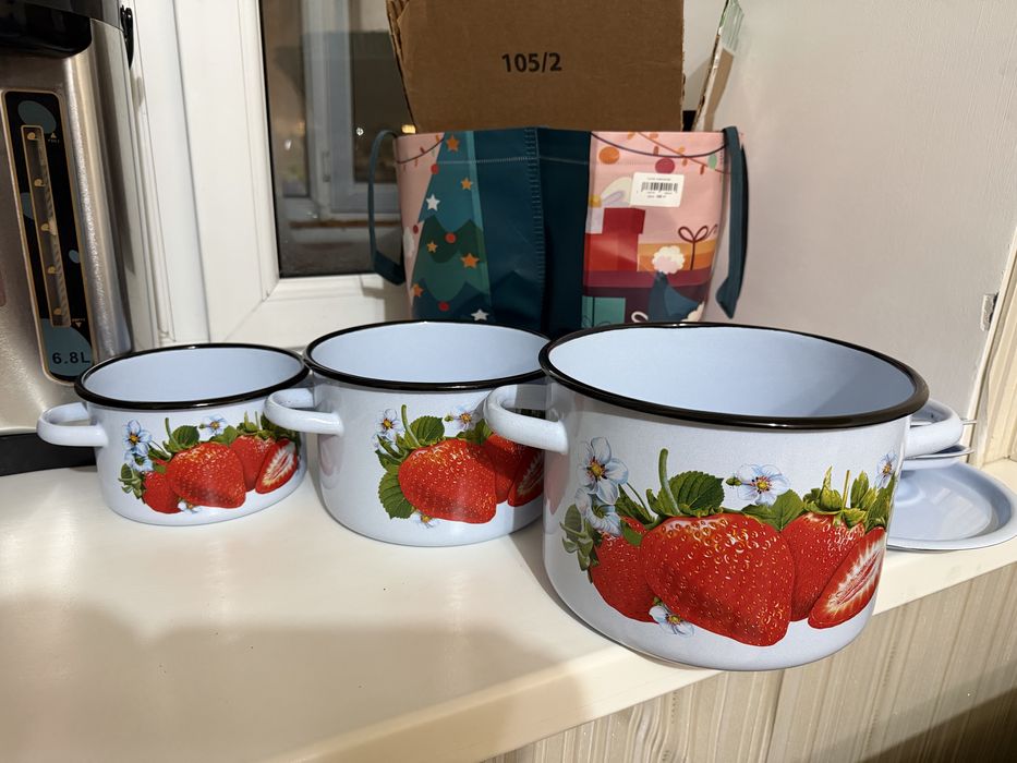 Набор эмалированных кастрюль.