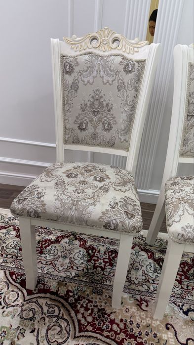 Стол, стулья для гостей