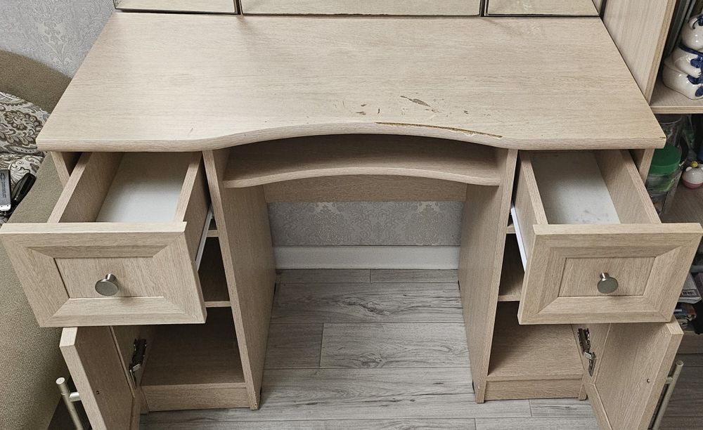 Туалетный столик с зеркалом