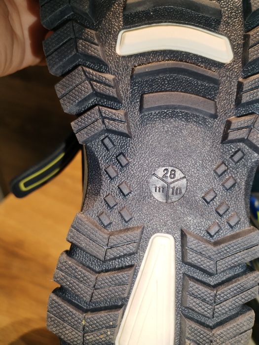 Chete băieți,impermeabile,foarte comode.