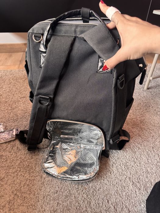 Vand rucsac cu compartimentare termica.