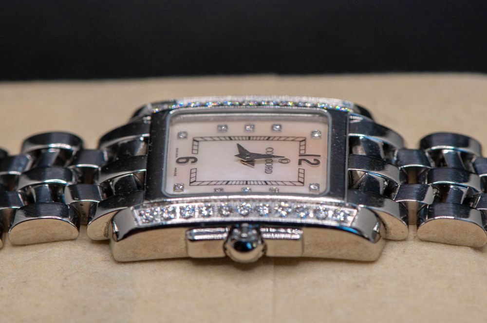 Швейцарски дамски часовник с естествени диаманти - Concord Sportivo