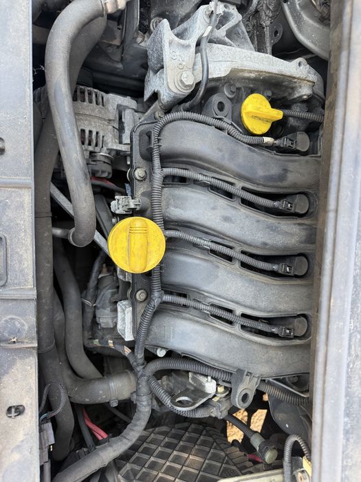 Bara fata capota motor renault scenic 1,6/16v  fab 2011 euro 5