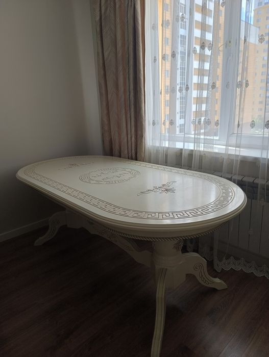 Продам стол гостиный, без стульев.