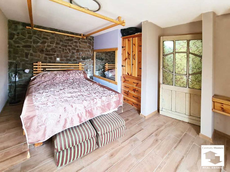 140332 Каменна къща с просторен двор и кладенец в с. Горна Липница