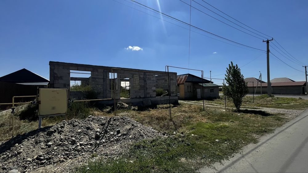 Продам не достроенный дом с врменякой