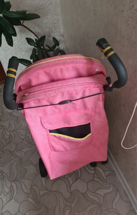 Продам коляску очень удобная и компактная