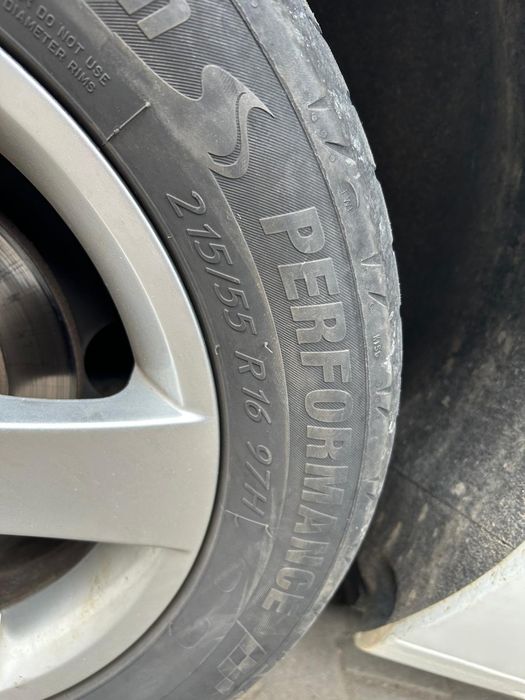 Vând jante aluminiu originale Peugeot pe 16 și anvelope de iarna  folosite 2 sezoane.