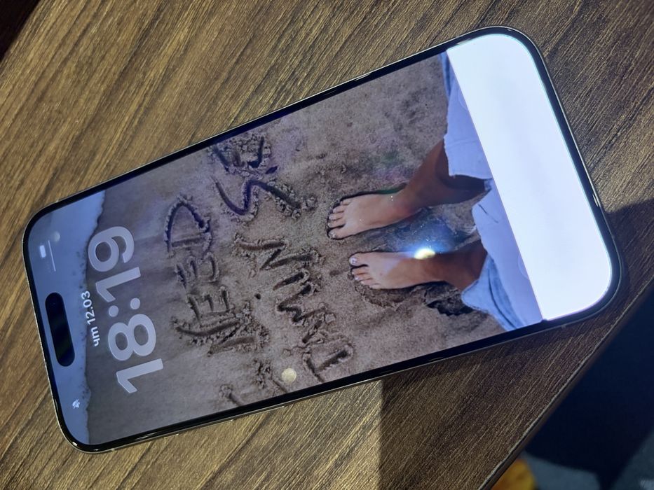 Iphone 15 pro с проблем в дисплея, подарък калъф