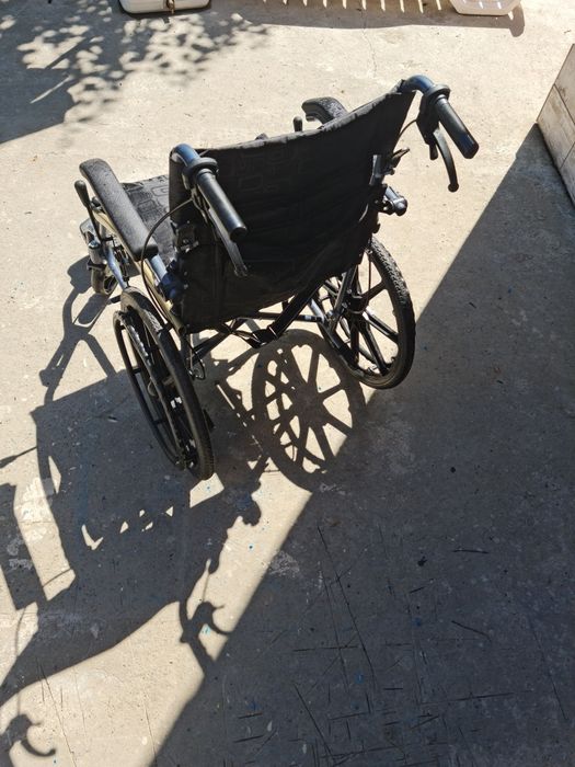 Scaun cu rotile pliabil