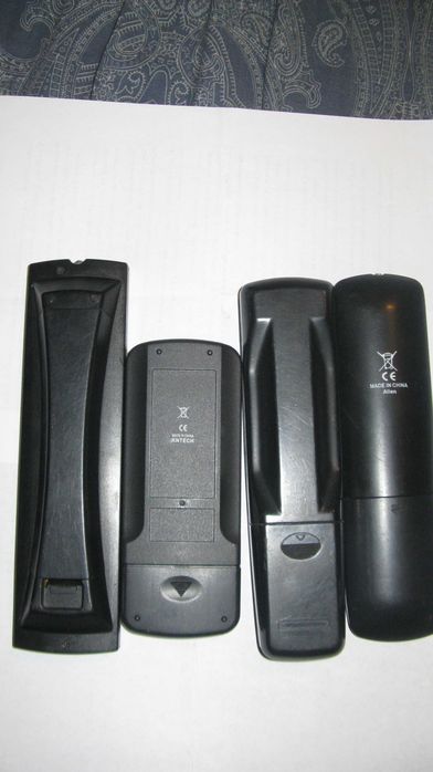 Vand  patru  telecomenzi