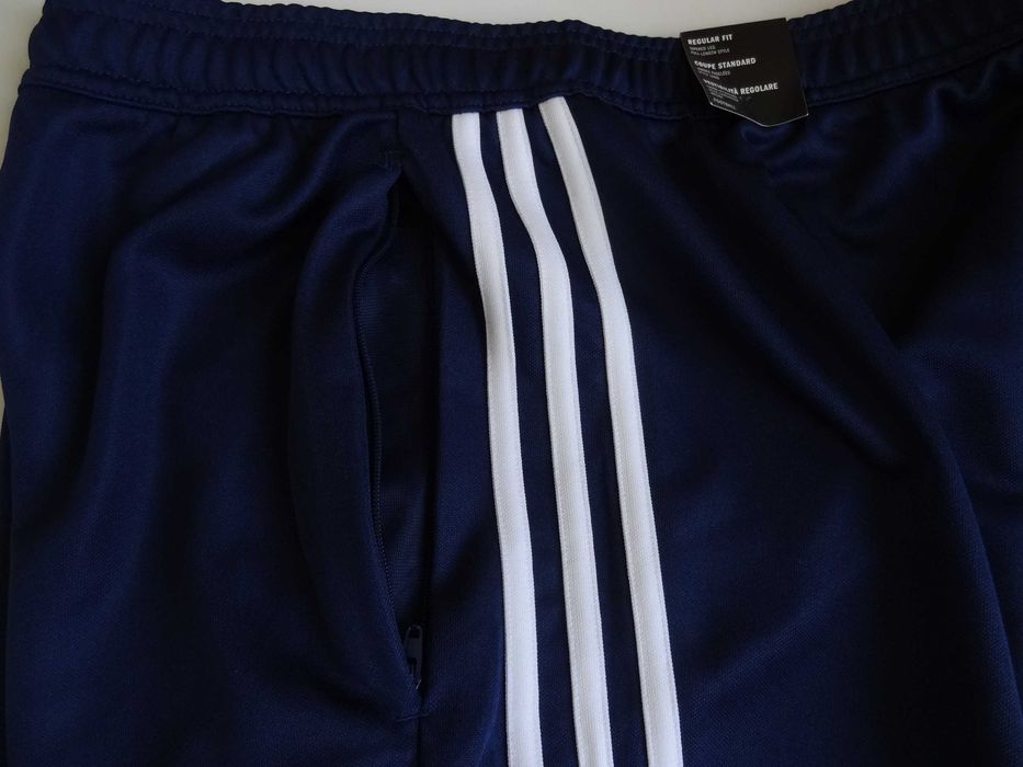 Adidas ,нов оригинален мъжки анцуг,размер М,цвят тъмносин.