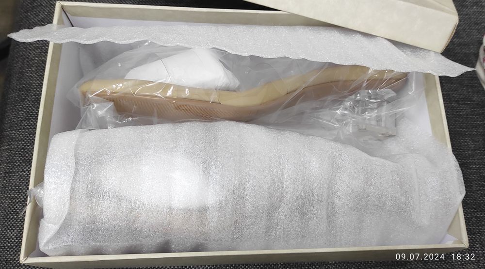 Босоножки женские .