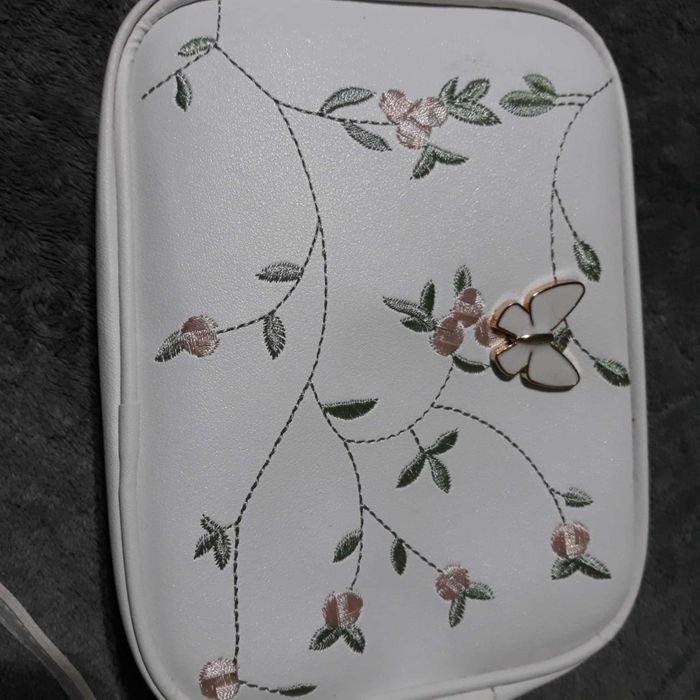 Бяла бродирана Чанта