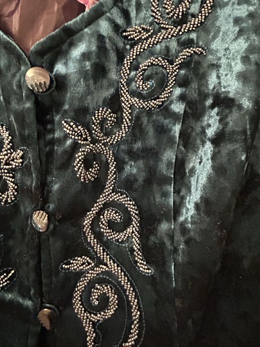 Продам костюм с орнаментом из бисера