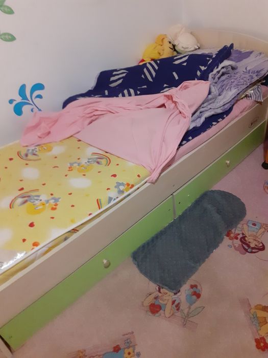 Продавам  детско  легло.   Дължина 1 75 ширина 1,00,заедно  с матрак