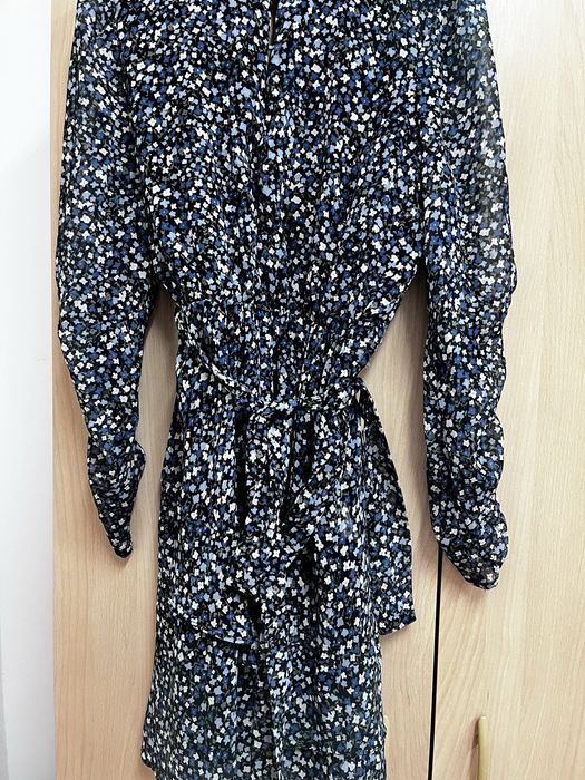 Продам платья бежевое и с цветочками