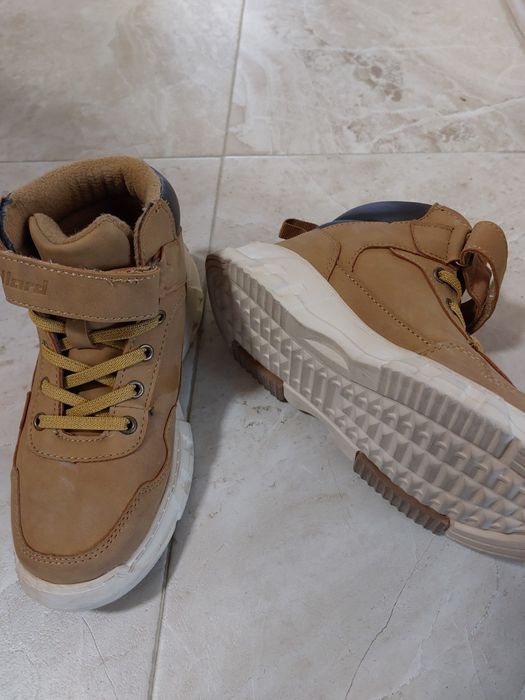 Продавам детски боти 34 номер.