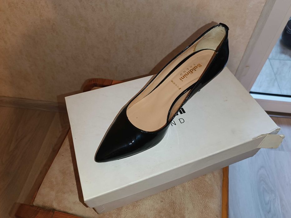 Продаются женские туфли