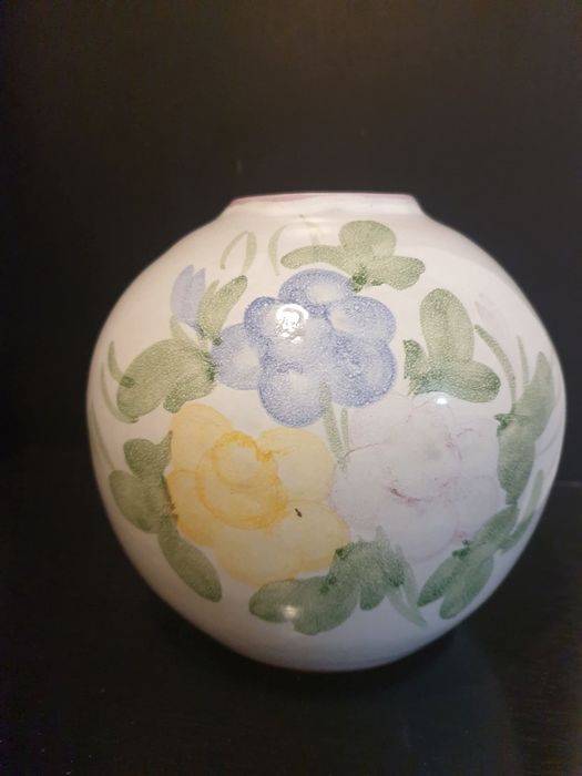 Кръгла керамична ваза.