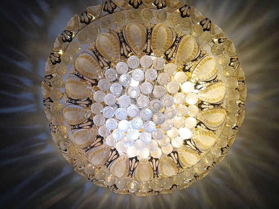 Продается хорошая люстра