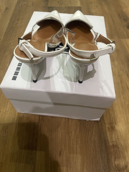 Босоножки белые, стильные