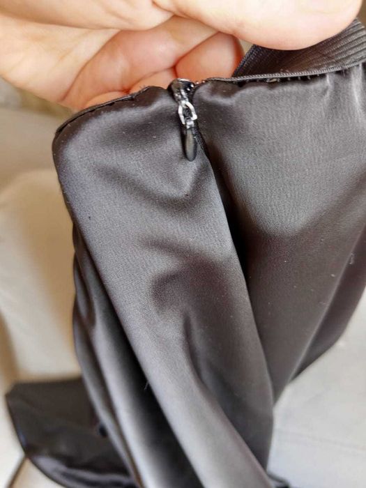 Атласная черная юбка