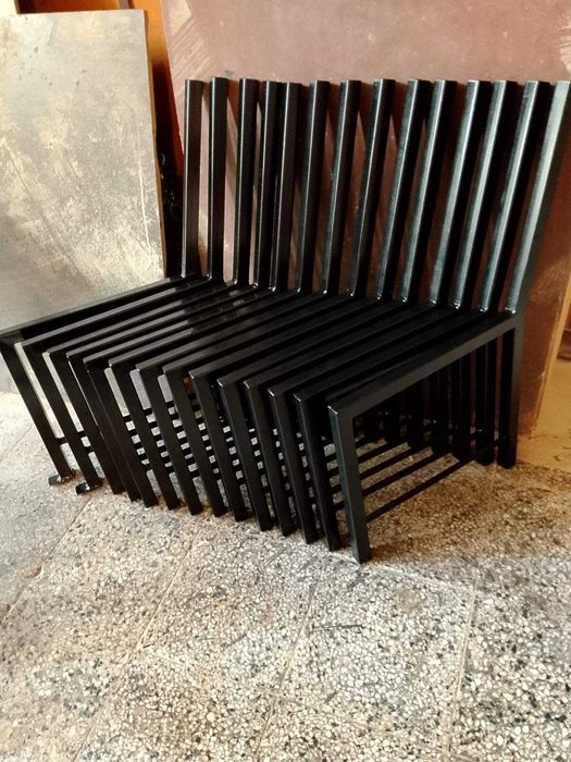 Метални крака за пейка или стол.