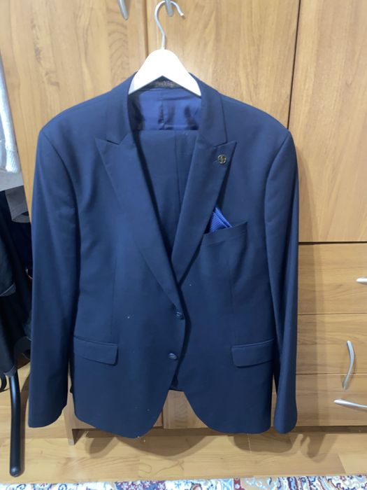 Продам две мужские костюмы