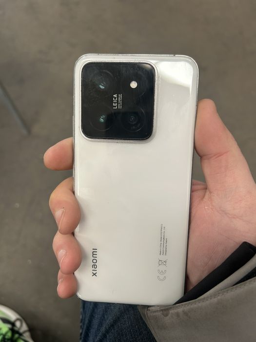 Продавам телефон Xiaomi 14