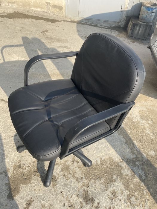 Офисное кожаное кресло, 1 штука.