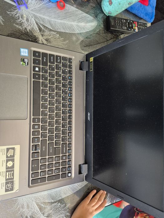 Лаптоп Acer с проблем в дъното