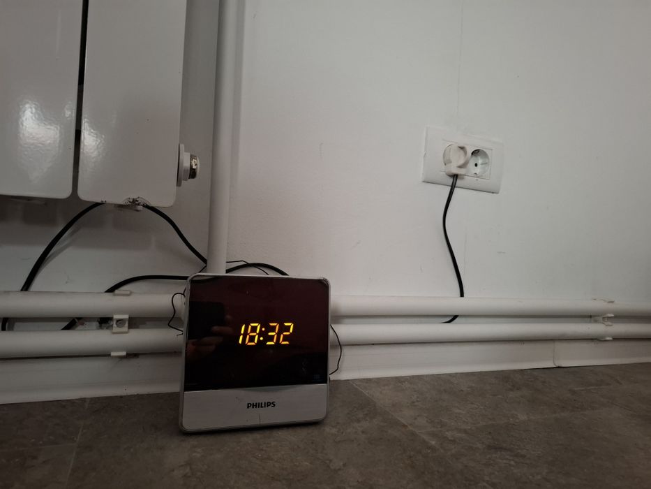Ceas Philips cu radio si aux jack, 220v - 49 lei