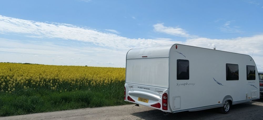 Rulotă 6 locuri Adria 612 UP / Fleetwood  INMATRICULATA RO cu pat matrimonial si cort, TV+Dvd, apa caldă și căldură pe gaz