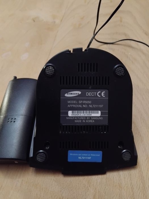 Стар телефон с майка