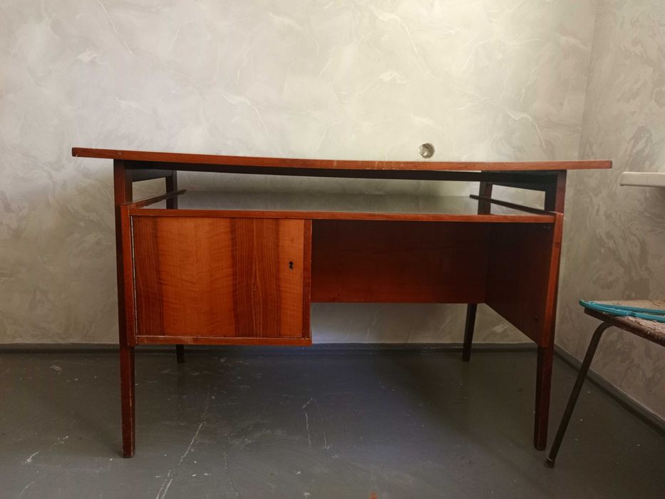 Стол письменный деревянный