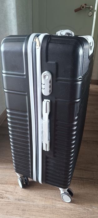 Чемодан пластиковый.