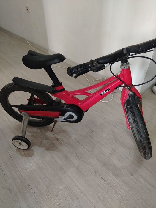 Детский велосипед красний