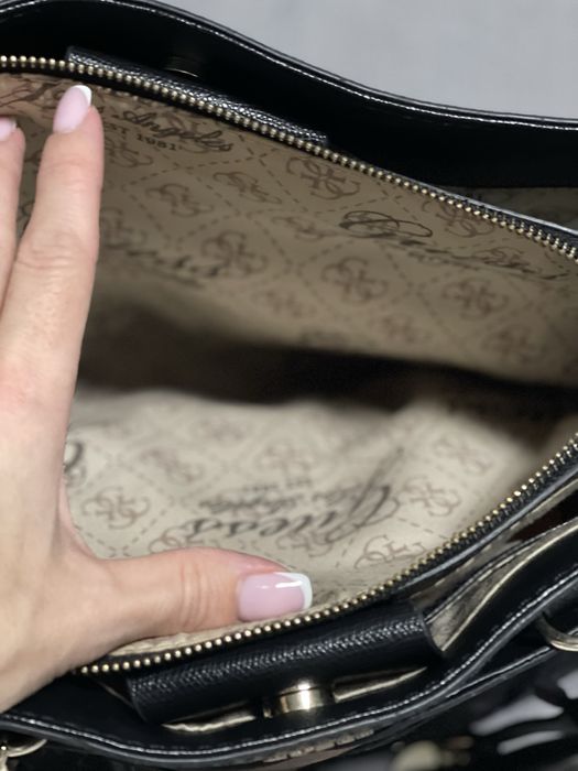 Чанта Guess черна лачена