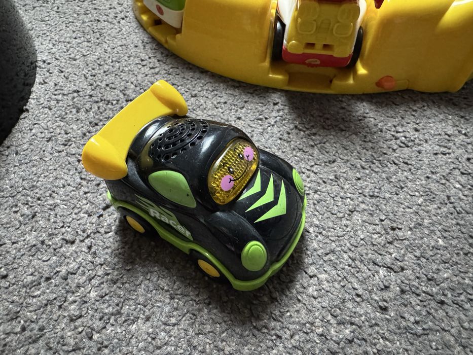 Roata Carry case Vtech toot toot cu 8 masinute