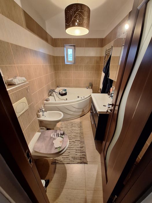 Persoana fizică inchiriez apartament 3 camere .