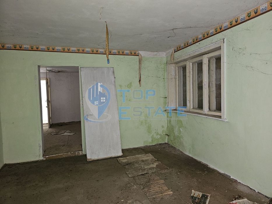 Тухлена къща с кладенец и голям двор в село Павел