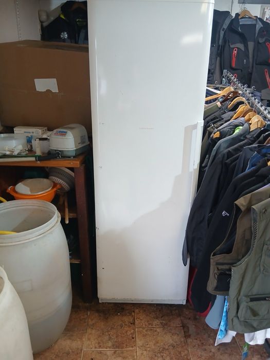 Голям хладилник без фризер, подходящ за заведения и магазини