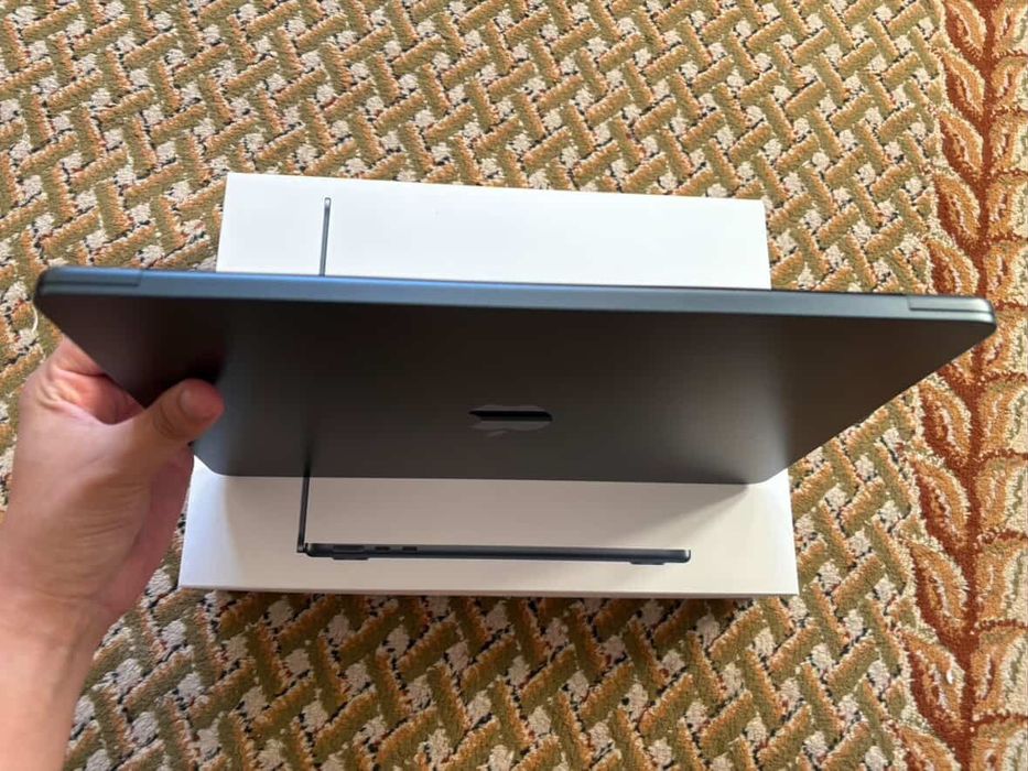 MacBook Air  снизу