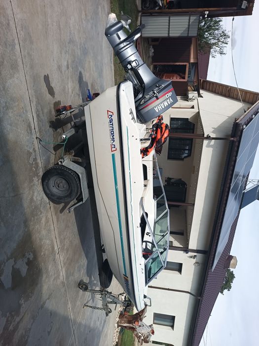 Barca cu motor Yamaha 40cp și peridoc înmatriculat