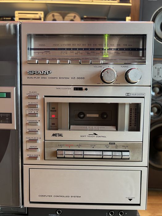 Sharp VZ-3000 – Sistemul audio cu pickup vertical, deck și radio, care redă automat ambele fețe ale vinilului